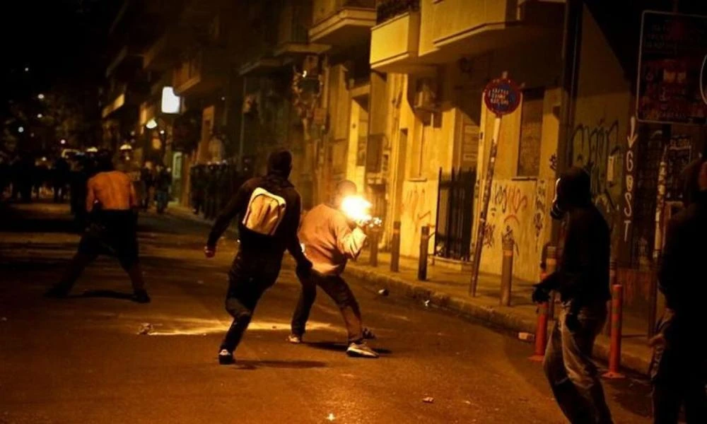 Επεισόδια στα Εξάρχεια: Έβαλαν φωτιά σε κάδους